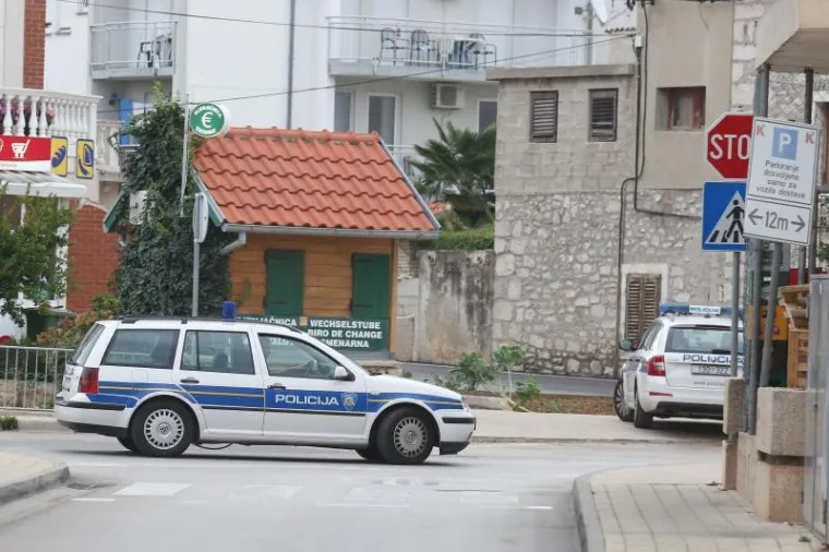 PLJAČKA U TRIBUNJU: Grad pod opsadom, duge cijevi na ulicama