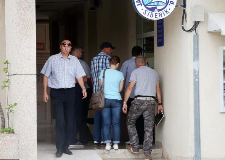 PLJAČKA U TRIBUNJU: Grad pod opsadom, duge cijevi na ulicama