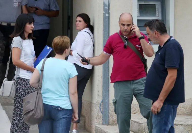 PLJAČKA U TRIBUNJU: Grad pod opsadom, duge cijevi na ulicama