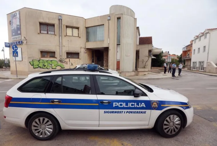 PLJAČKA U TRIBUNJU: Grad pod opsadom, duge cijevi na ulicama