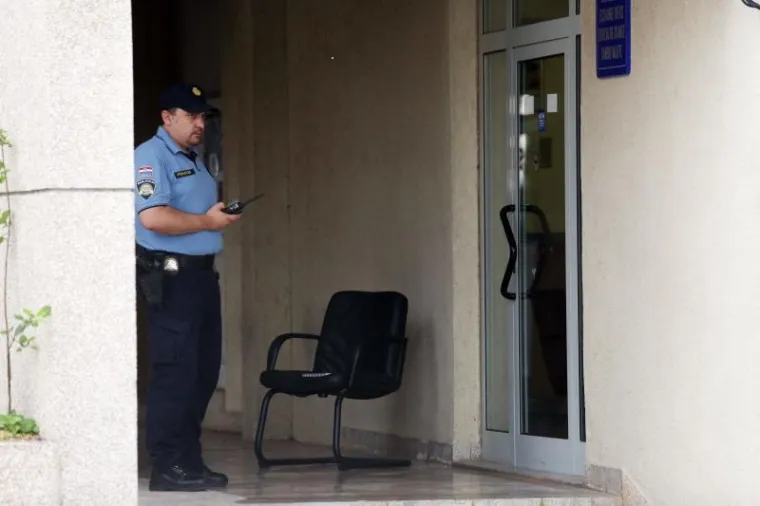 PLJAČKA U TRIBUNJU: Grad pod opsadom, duge cijevi na ulicama