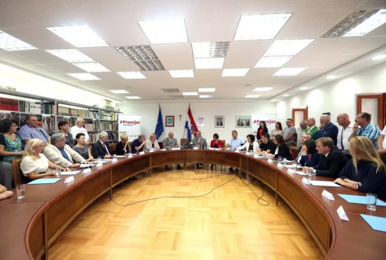 SASTANAK U KNINU: Bandić predstavio svoju novu vladu