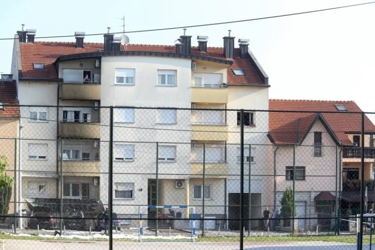 Zapaljena tri vozila i pročelje zgrade Knežiji