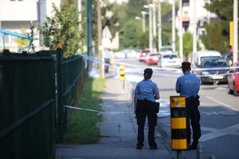 Zapaljena tri vozila i pročelje zgrade Knežiji