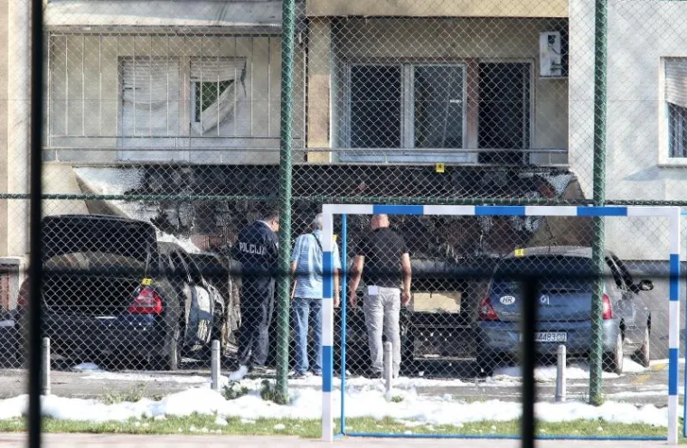 Zapaljena tri vozila i pročelje zgrade Knežiji