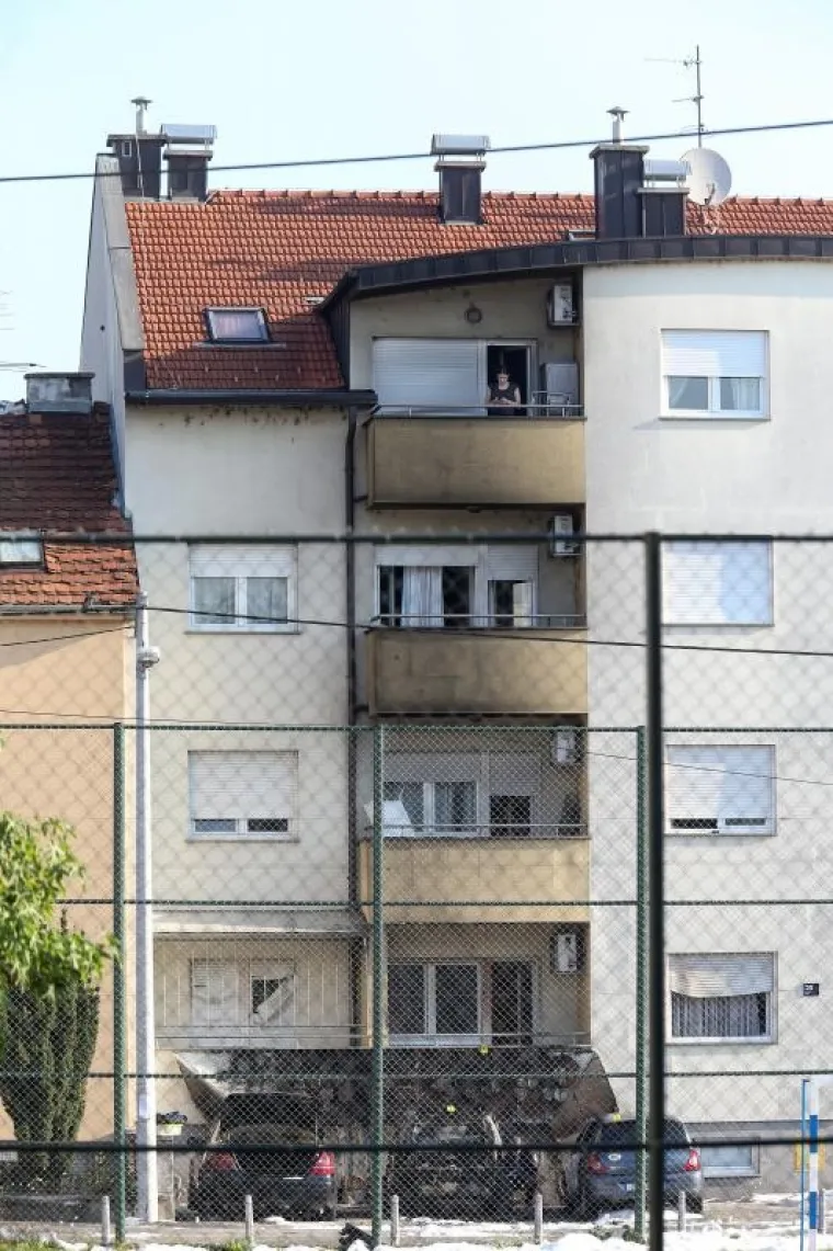 Zapaljena tri vozila i pročelje zgrade Knežiji