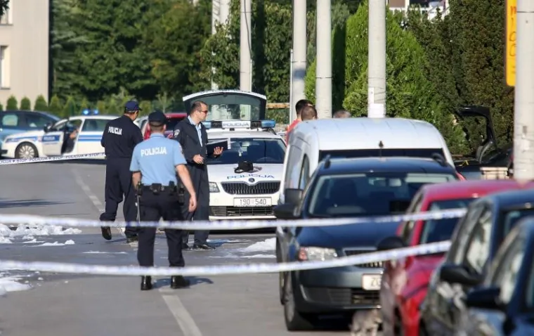 Zapaljena tri vozila i pročelje zgrade Knežiji