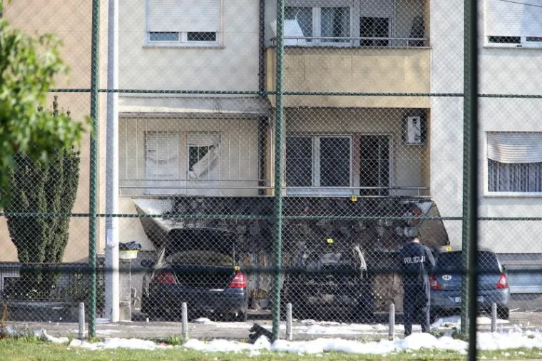 Zapaljena tri vozila i pročelje zgrade Knežiji