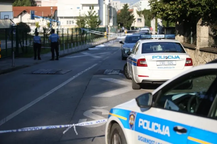 Zapaljena tri vozila i pročelje zgrade Knežiji