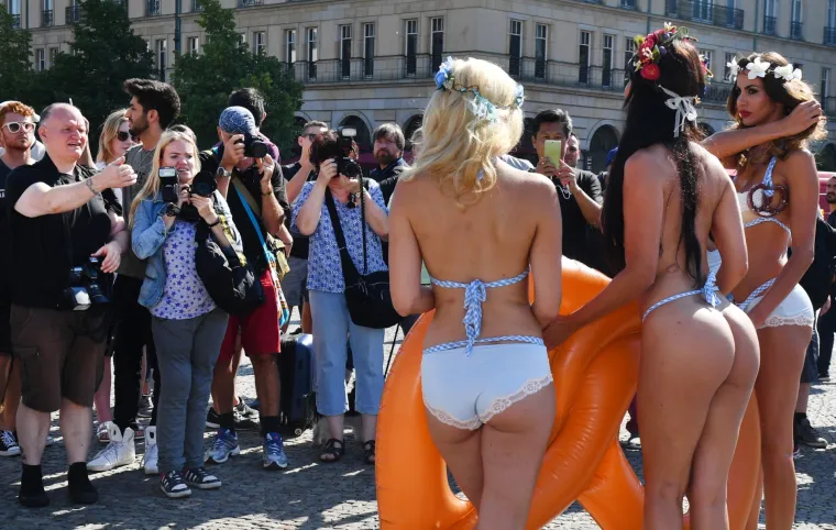 Kakva pozivnica: polugole manekenke prošetale Berlinom i najavile ovogodišnji Oktoberfest