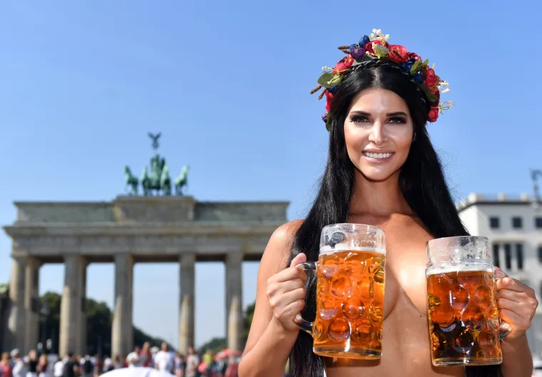 Kakva pozivnica: polugole manekenke prošetale Berlinom i najavile ovogodišnji Oktoberfest