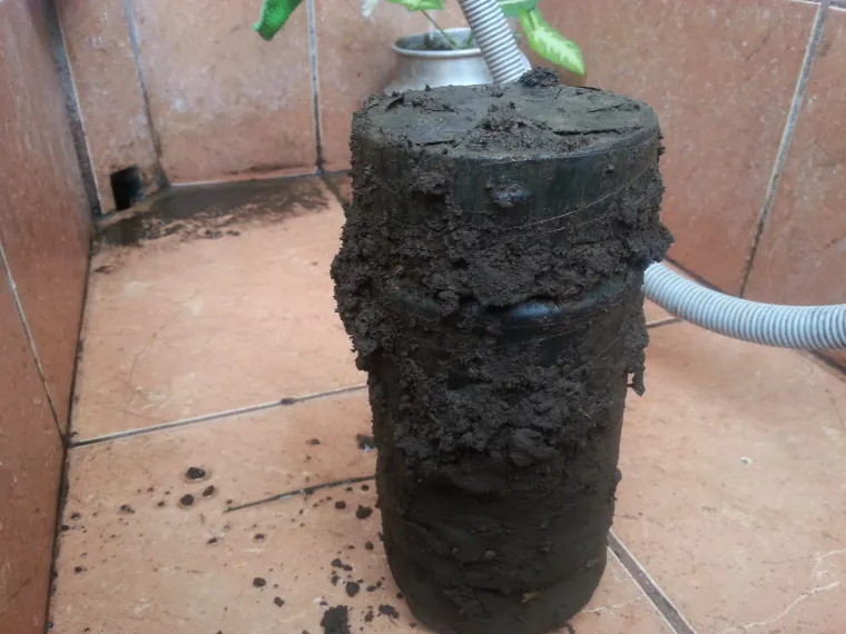 Pomislili su da je riječ o sakrivenom novcu ili možda jednostavno vremenskoj kapsuli koju je netko zakopao kako bi razveselio buduće generacije.