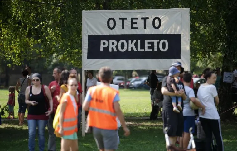 Više od 2.000 ljudi prosvjedovalo protiv gradnje crkve na Savici: 'Obrani park, obrani Grad'
