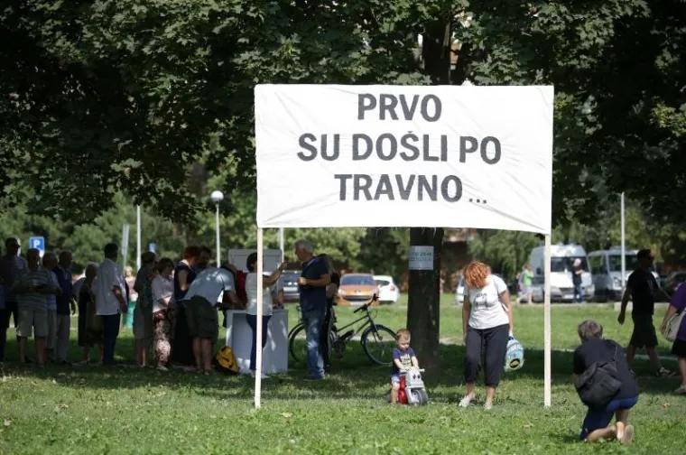 Vi&scaron;e od 2.000 ljudi prosvjedovalo protiv gradnje crkve na Savici: 'Obrani park, obrani Grad'