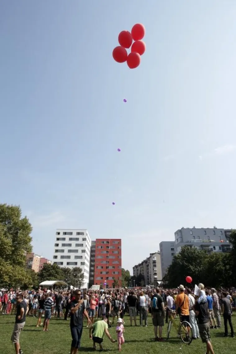 Vi&scaron;e od 2.000 ljudi prosvjedovalo protiv gradnje crkve na Savici: 'Obrani park, obrani Grad'