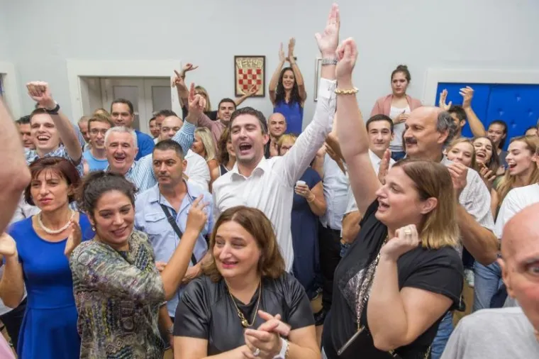Slavlje u HDZ-u nakon objave prvih rezultata