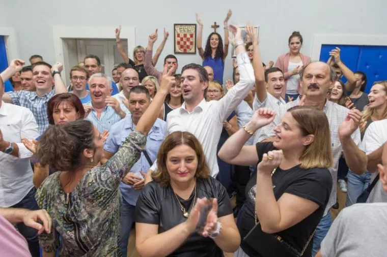 Slavlje u HDZ-u nakon objave prvih rezultata