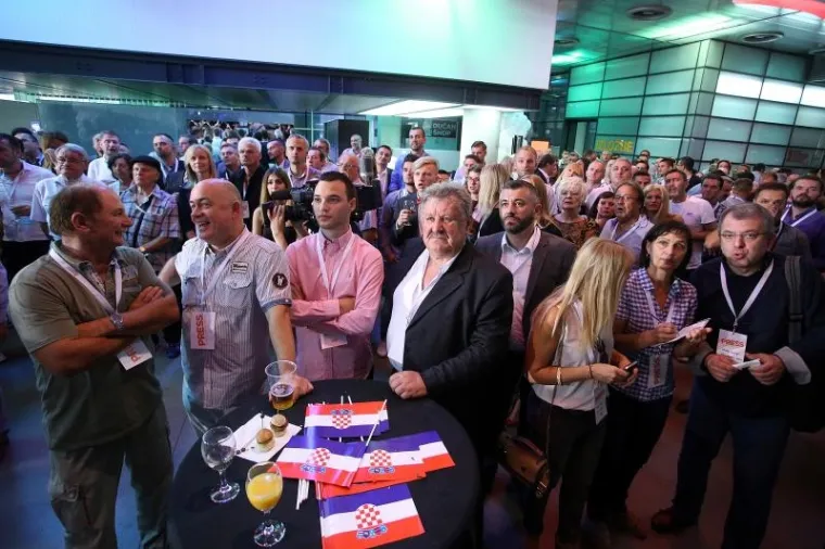 U izbornom stožeru Narodne koalicije komorna atmosfera