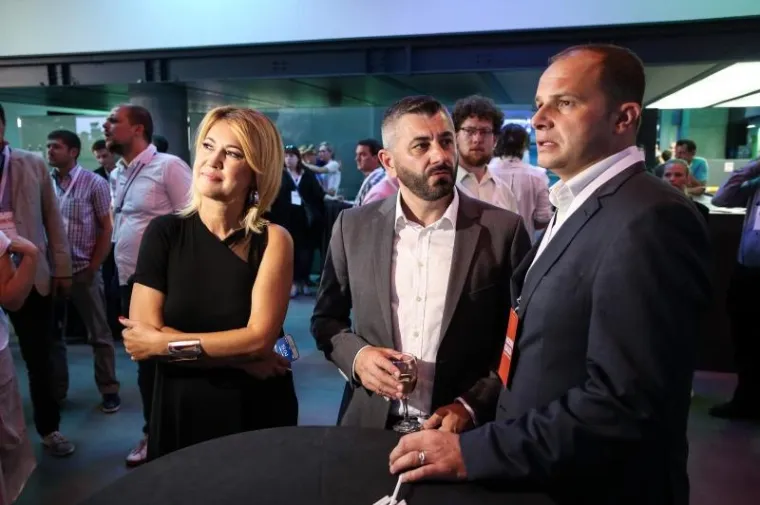 MODA U IZBORNIM STOŽERIMA: Milanka Opačić privukla pozornost elegantnom crnom haljinom