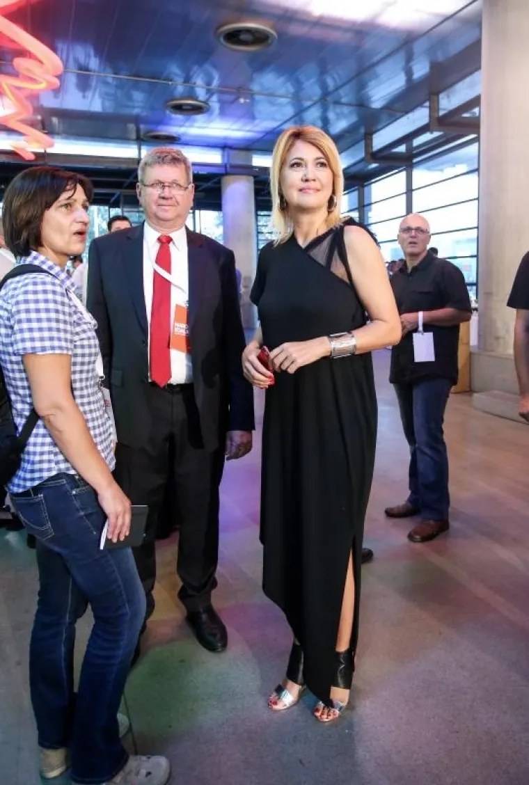 MODA U IZBORNIM STOŽERIMA: Milanka Opačić privukla pozornost elegantnom crnom haljinom