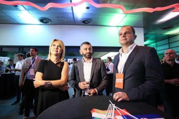 MODA U IZBORNIM STOŽERIMA: Milanka Opačić privukla pozornost elegantnom crnom haljinom