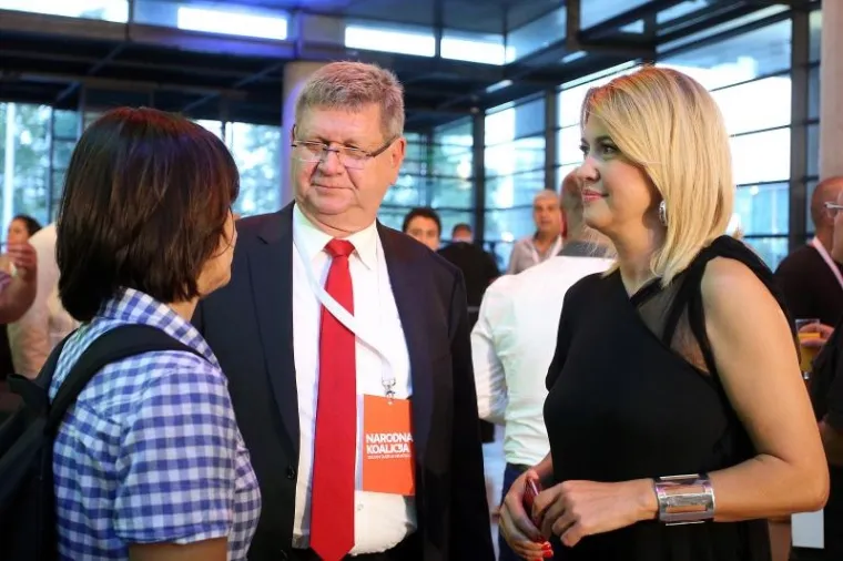 MODA U IZBORNIM STOŽERIMA: Milanka Opačić privukla pozornost elegantnom crnom haljinom