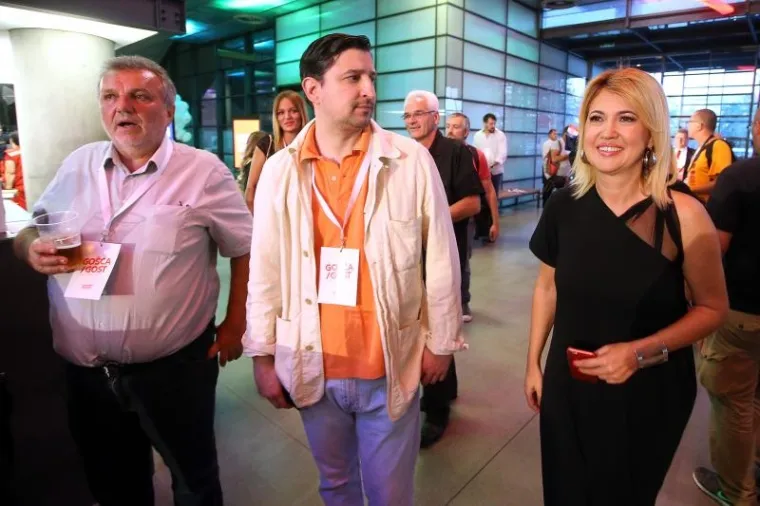 MODA U IZBORNIM STOŽERIMA: Milanka Opačić privukla pozornost elegantnom crnom haljinom