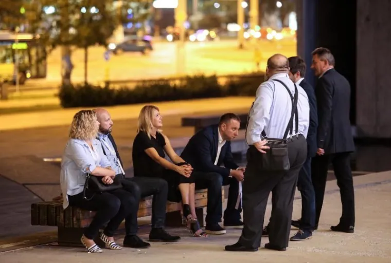 MODA U IZBORNIM STOŽERIMA: Milanka Opačić privukla pozornost elegantnom crnom haljinom