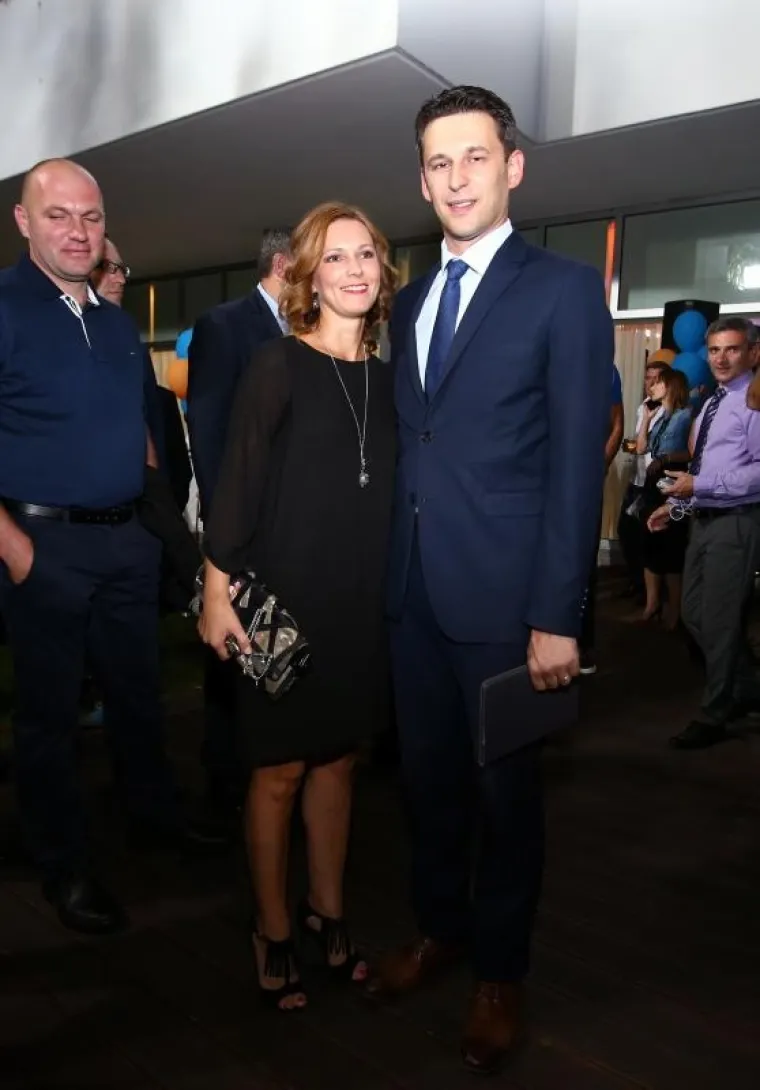 Božo Petrov sa suprugom Ma&scaron;om pojavio se u izbornom stožeru Mosta