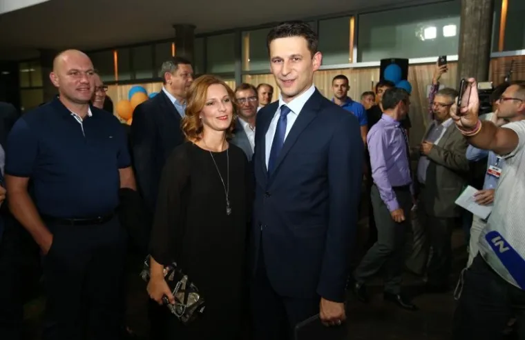 MODA U IZBORNIM STOŽERIMA: Milanka Opačić privukla pozornost elegantnom crnom haljinom