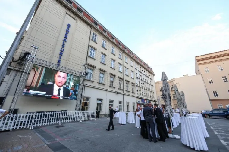 Stranka zagrebačkog gradonačelnika Milan Bandića organizirala je čekanje rezultata izbora u Praškoj 5