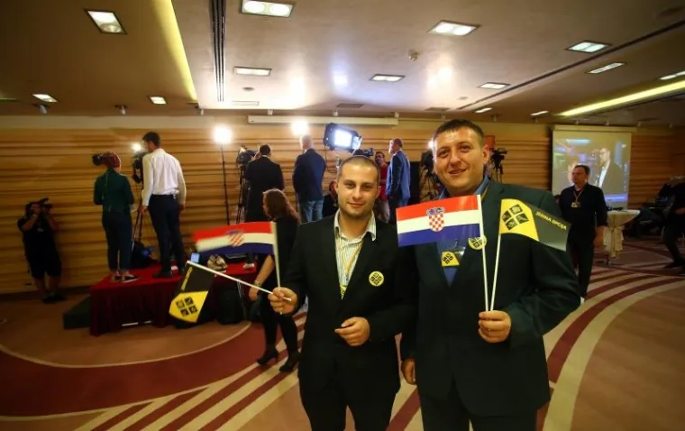 Doček rezultata Živi zid organizirao je u hotelu Antunović