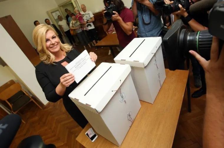 Kontrast između boje kose Kolinde Grabar-Kitarović i boje haljine