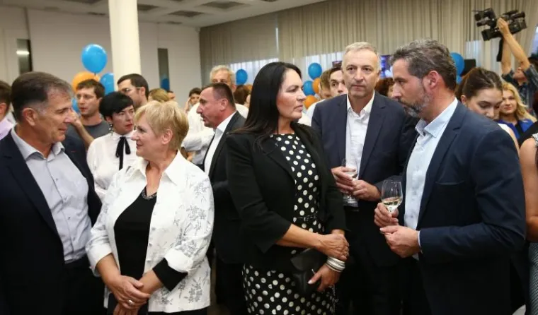Božo Petrov sa suprugom Mašom stigao u izborni stožer Mosta