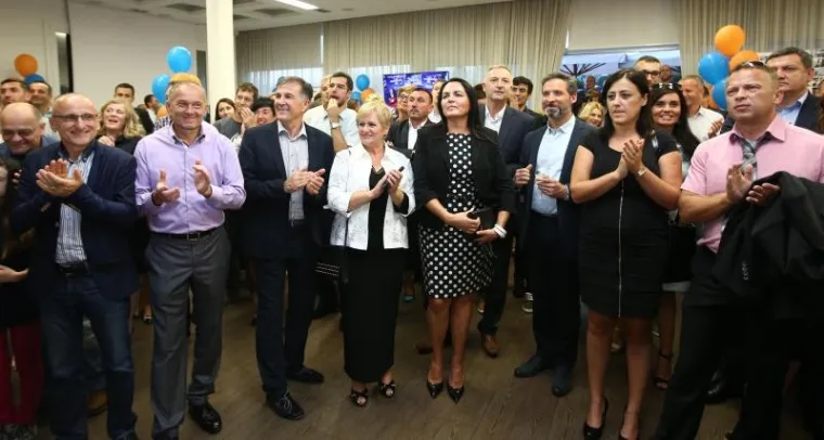 Atmosfera u izbornom stožeru u 19:00 kad su na tv objavljeni rezultati izlaznih anketa, koje predviđaju 11 mandata za Most