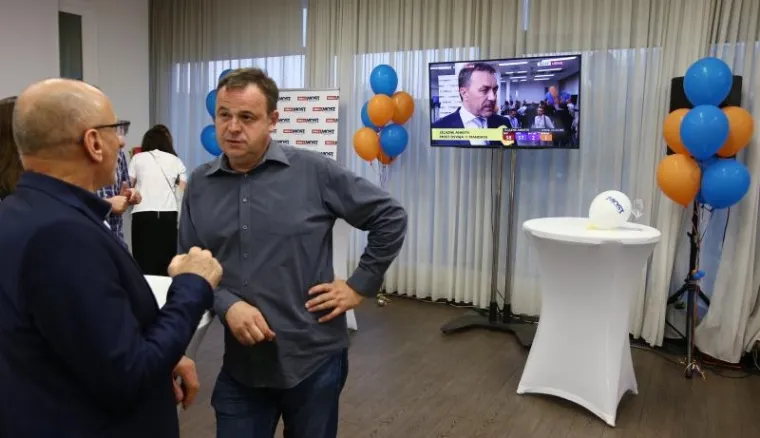 Božo Petrov sa suprugom Mašom stigao u izborni stožer Mosta