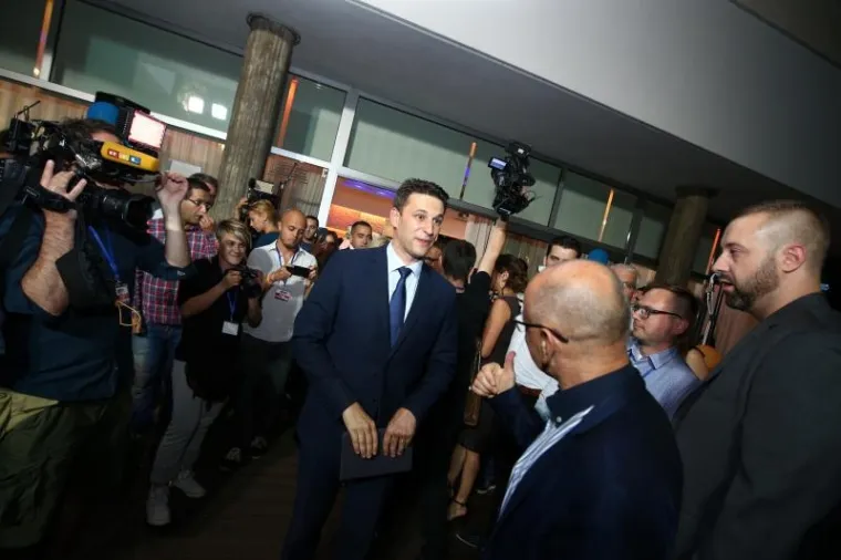 Božo Petrov sa suprugom Mašom stigao u izborni stožer Mosta