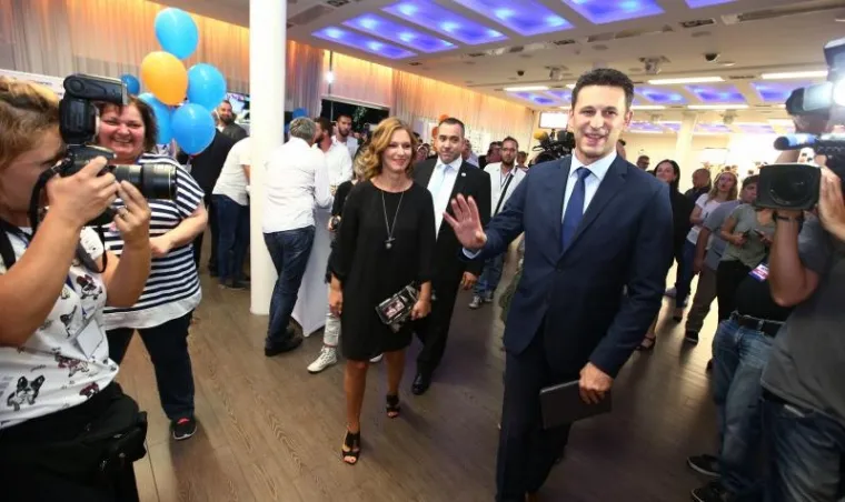 Božo Petrov sa suprugom Mašom stigao u izborni stožer Mosta