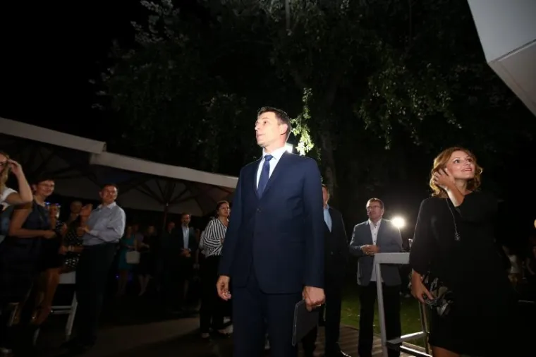 Božo Petrov sa suprugom Mašom stigao u izborni stožer Mosta