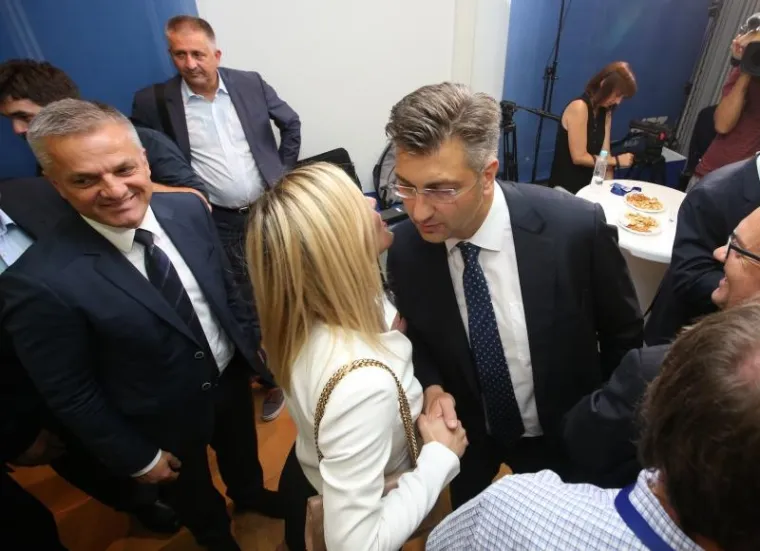 Članovi HDZ-a čekaju rezultate parlamentarnih izbora