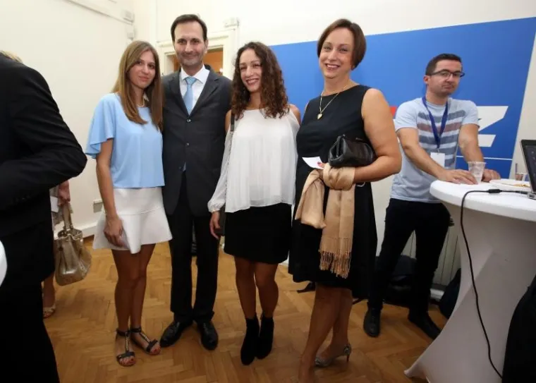 Ministar Miro Kovač sa suprugom Gordana Jandrokovića, Sonjom Jandroković te djecom (HDZ)