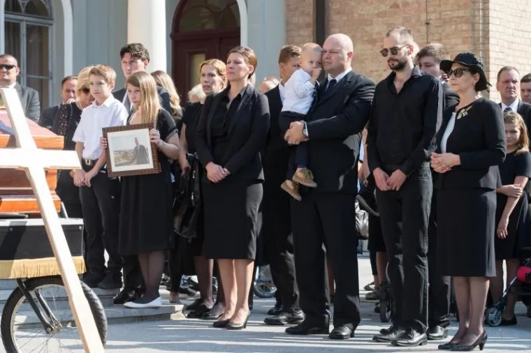 JURE RADIĆ POKOPAN NA MIROGOJU: Došli poznati HDZ-ovci, Bozanić vodio misu, Plenković održao govor