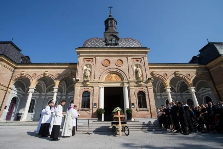 JURE RADIĆ POKOPAN NA MIROGOJU: Došli poznati HDZ-ovci, Bozanić vodio misu, Plenković održao govor