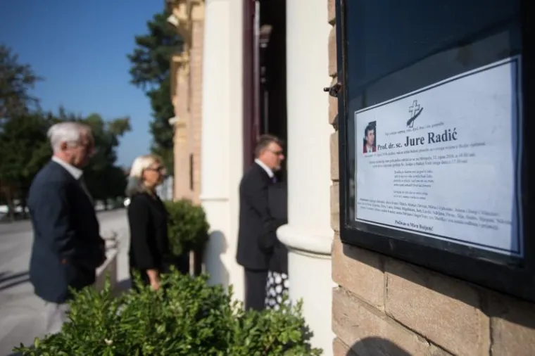 JURE RADIĆ POKOPAN NA MIROGOJU: Došli poznati HDZ-ovci, Bozanić vodio misu, Plenković održao govor