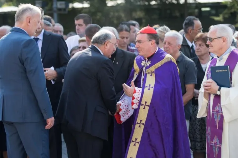 JURE RADIĆ POKOPAN NA MIROGOJU: Do&scaron;li poznati HDZ-ovci, Bozanić vodio misu, Plenković održao govor