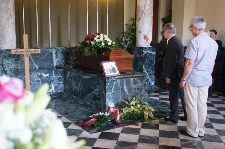 JURE RADIĆ POKOPAN NA MIROGOJU: Do&scaron;li poznati HDZ-ovci, Bozanić vodio misu, Plenković održao govor