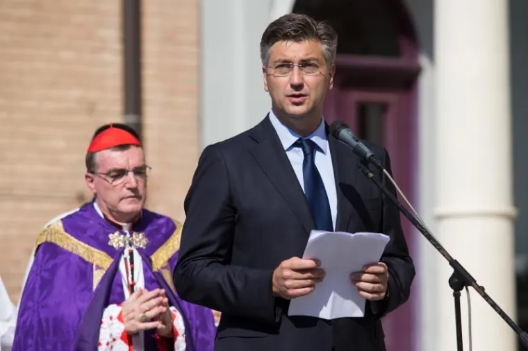 JURE RADIĆ POKOPAN NA MIROGOJU: Do&scaron;li poznati HDZ-ovci, Bozanić vodio misu, Plenković održao govor