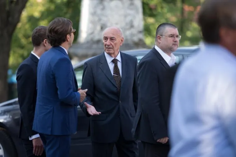 JURE RADIĆ POKOPAN NA MIROGOJU: Do&scaron;li poznati HDZ-ovci, Bozanić vodio misu, Plenković održao govor