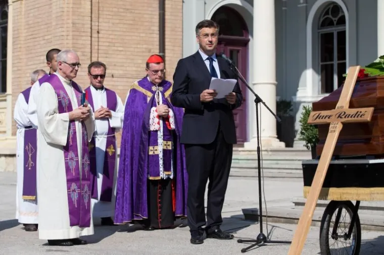 JURE RADIĆ POKOPAN NA MIROGOJU: Do&scaron;li poznati HDZ-ovci, Bozanić vodio misu, Plenković održao govor