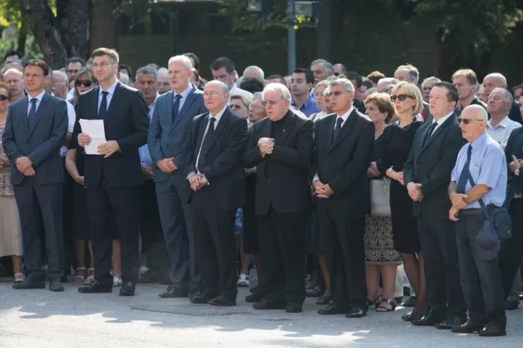 JURE RADIĆ POKOPAN NA MIROGOJU: Do&scaron;li poznati HDZ-ovci, Bozanić vodio misu, Plenković održao govor